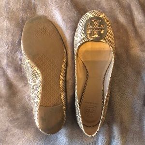 Tory Burch reva pewter logo snake sz 8 GUC